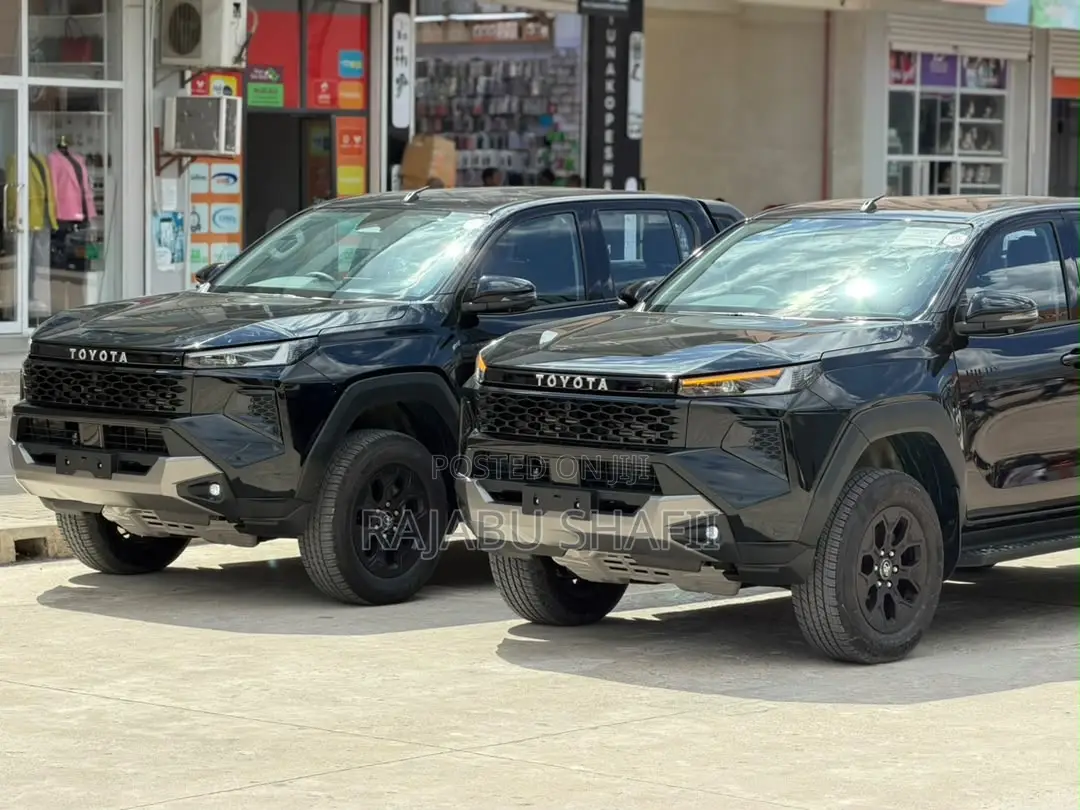 Toyota Hilux 2025 Black