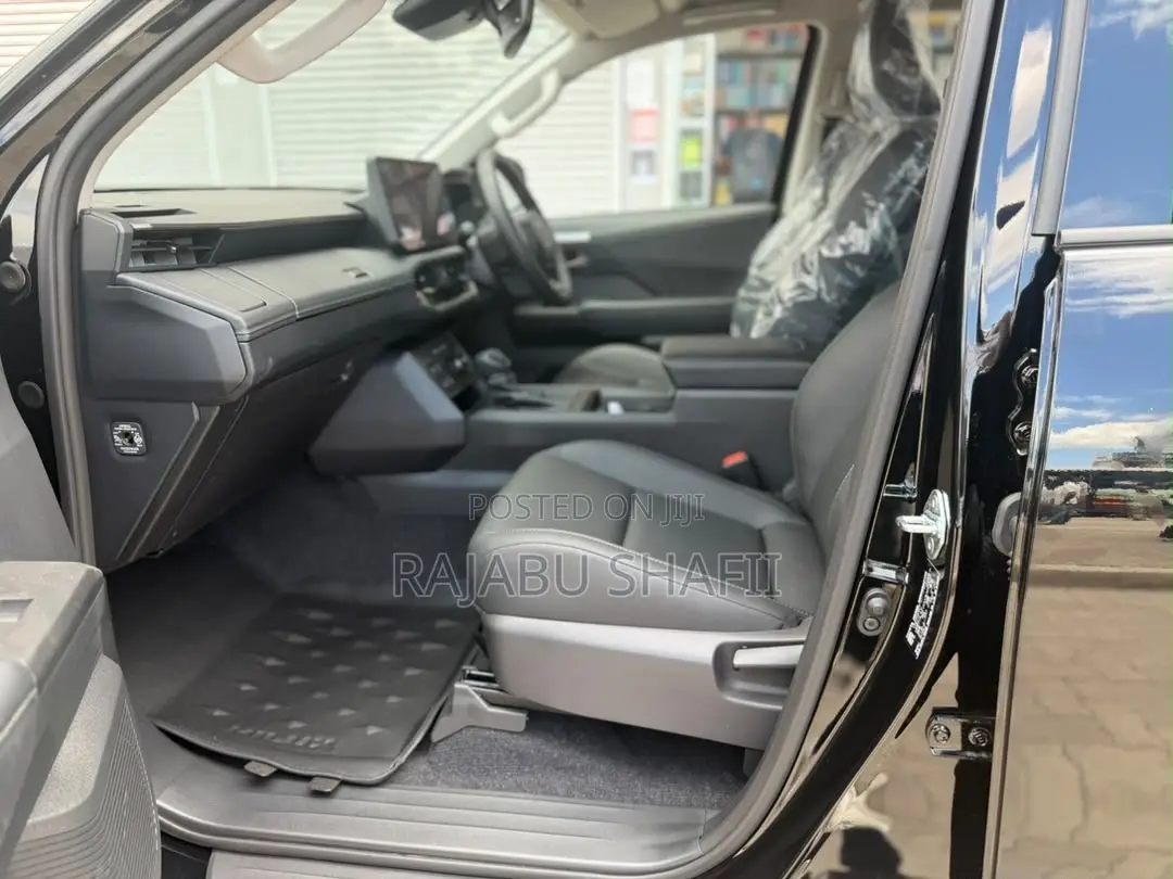 Toyota Hilux 2025 Black