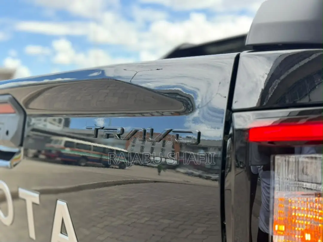 Toyota Hilux 2025 Black