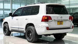 Toyota Land Cruiser 2015 White