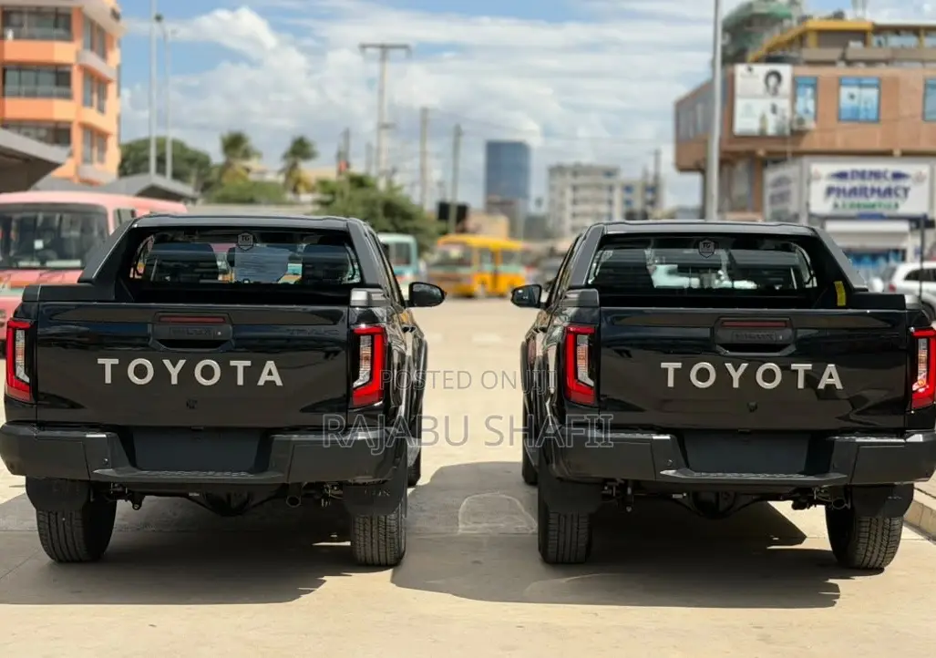 Toyota Hilux 2025 Black