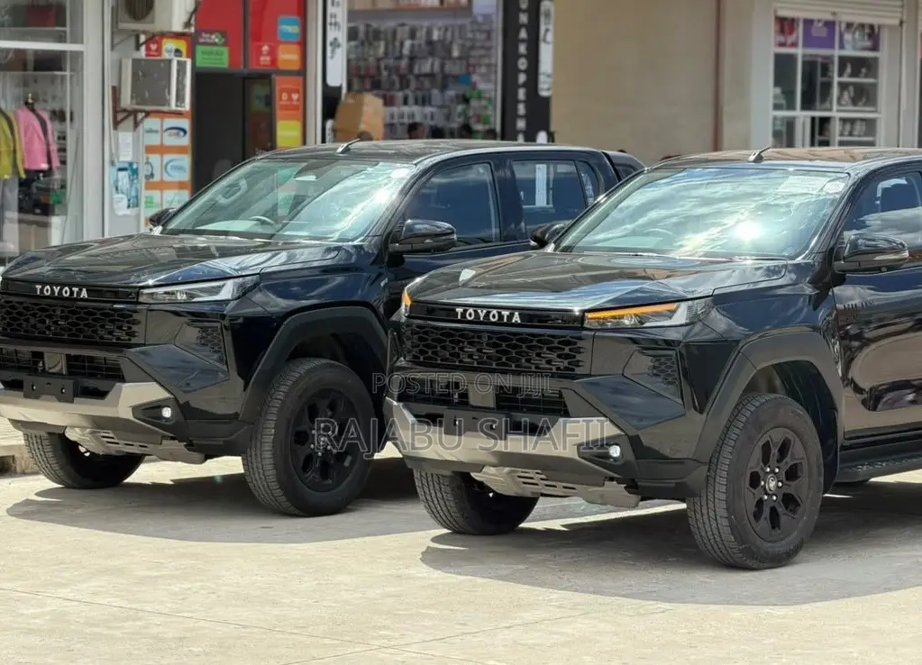 Toyota Hilux 2025 Black