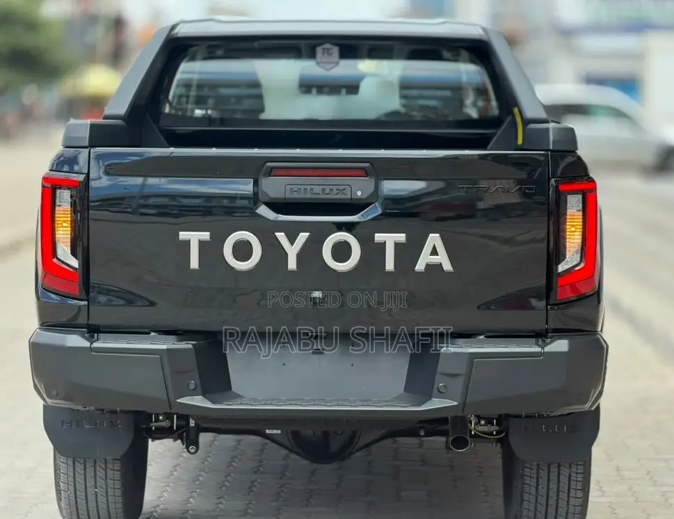 Toyota Hilux 2025 Black