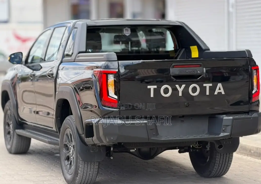 Toyota Hilux 2025 Black
