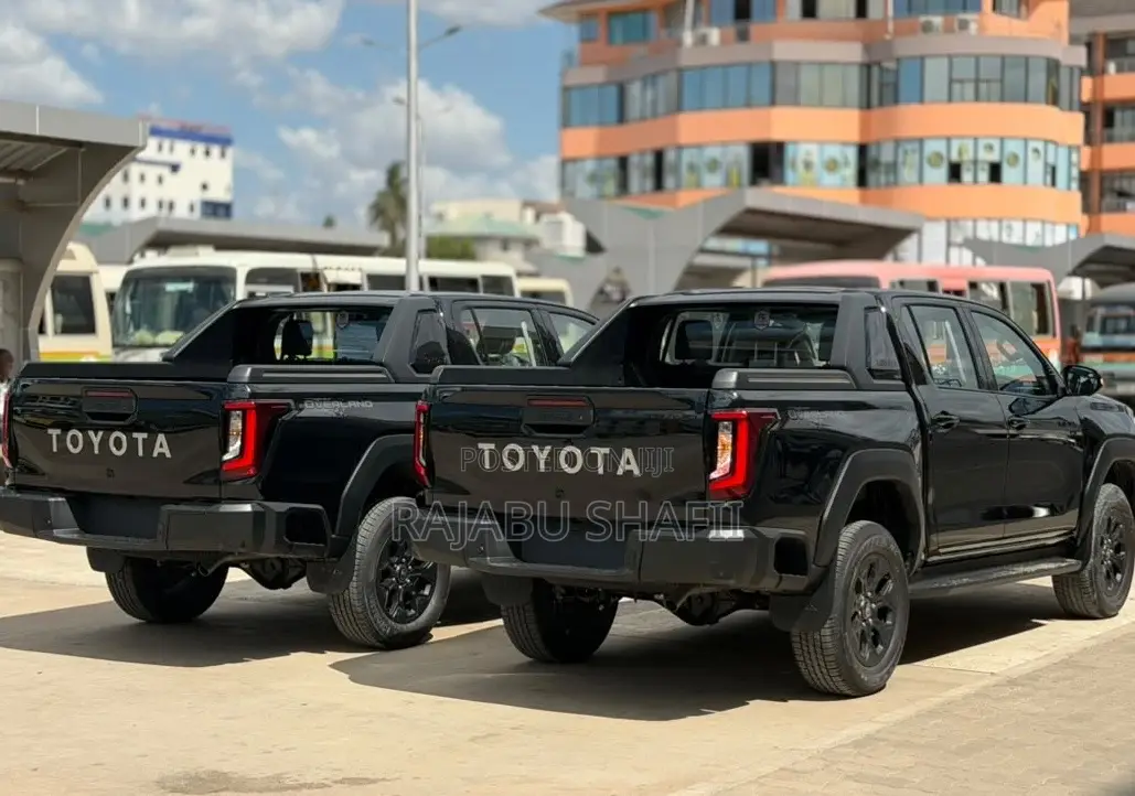 Toyota Hilux 2025 Black