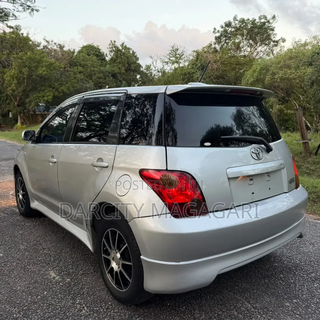 Toyota IST 2004 Silver