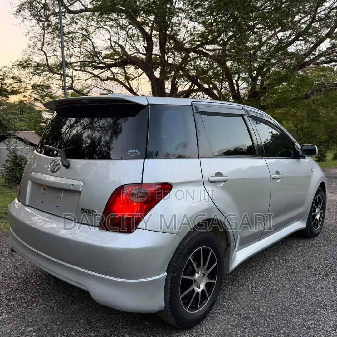 Toyota IST 2004 Silver