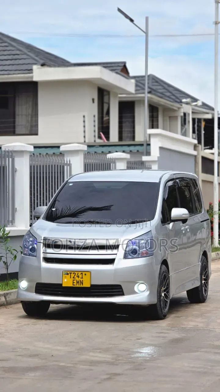 Toyota Noah 2013 Silver