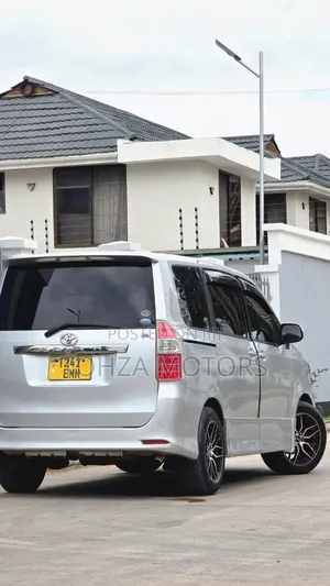 Toyota Noah 2013 Silver