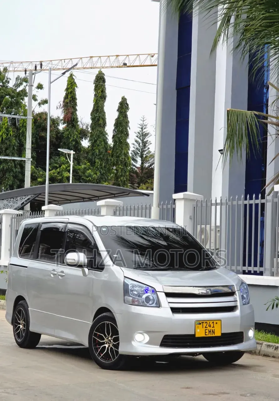 Toyota Noah 2013 Silver