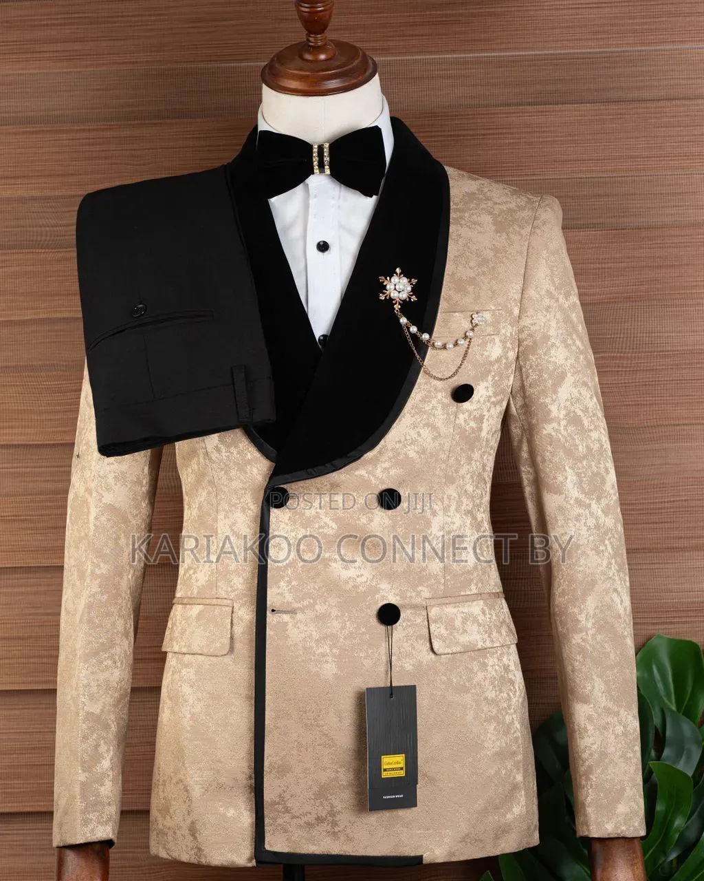 Luxury Carlo Cardini Gold Double-Breasted Dinner Jacket