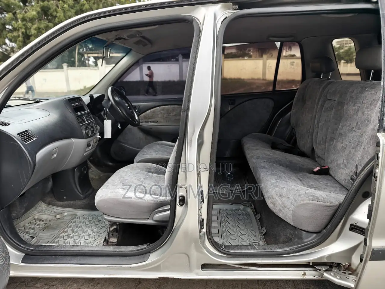 Toyota Raum 2000 Silver