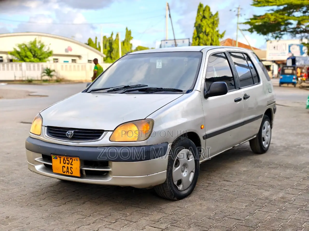 Toyota Raum 2000 Silver