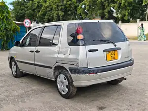 Toyota Raum 2000 Silver