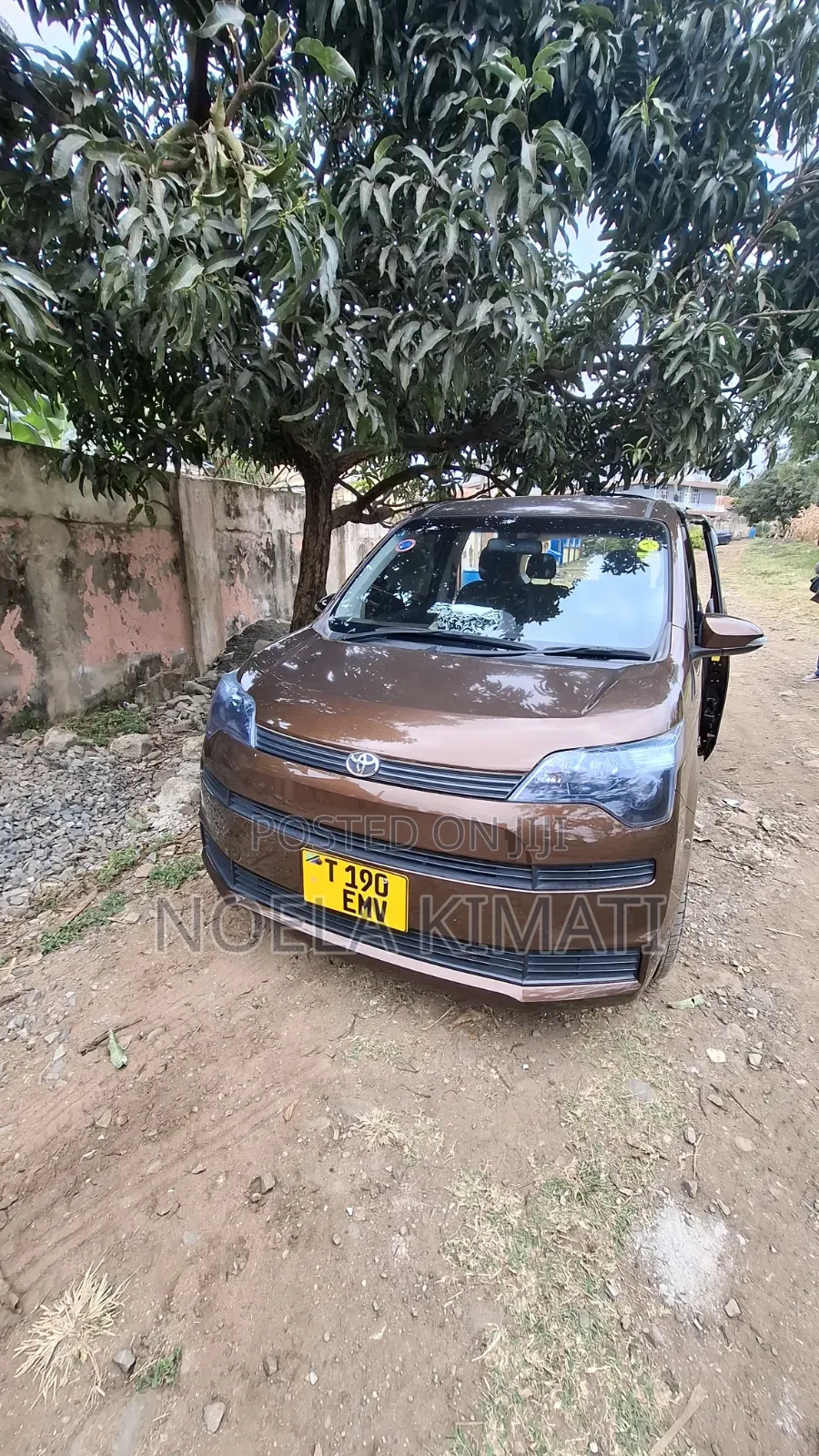 Toyota Spade 2015 Brown