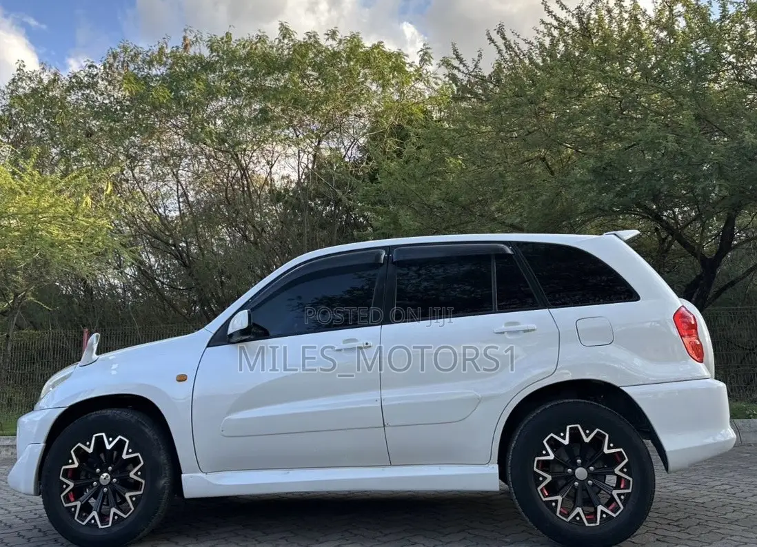 Toyota RAV4 2001 White
