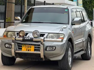 Mitsubishi Pajero 2001 Silver