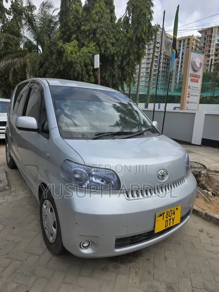 Toyota Porte 2005 Silver