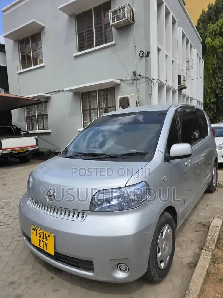 Toyota Porte 2005 Silver