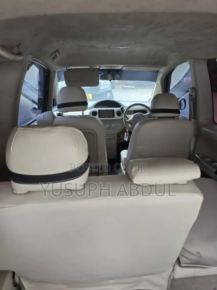 Toyota Porte 2005 Silver