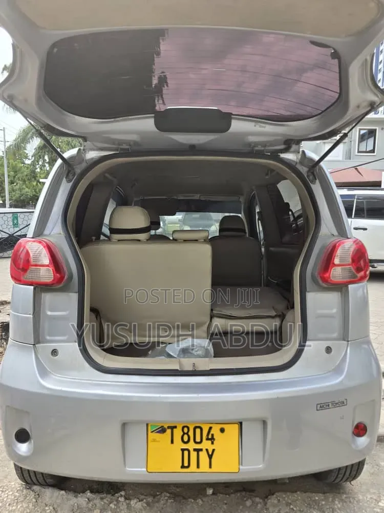 Toyota Porte 2005 Silver