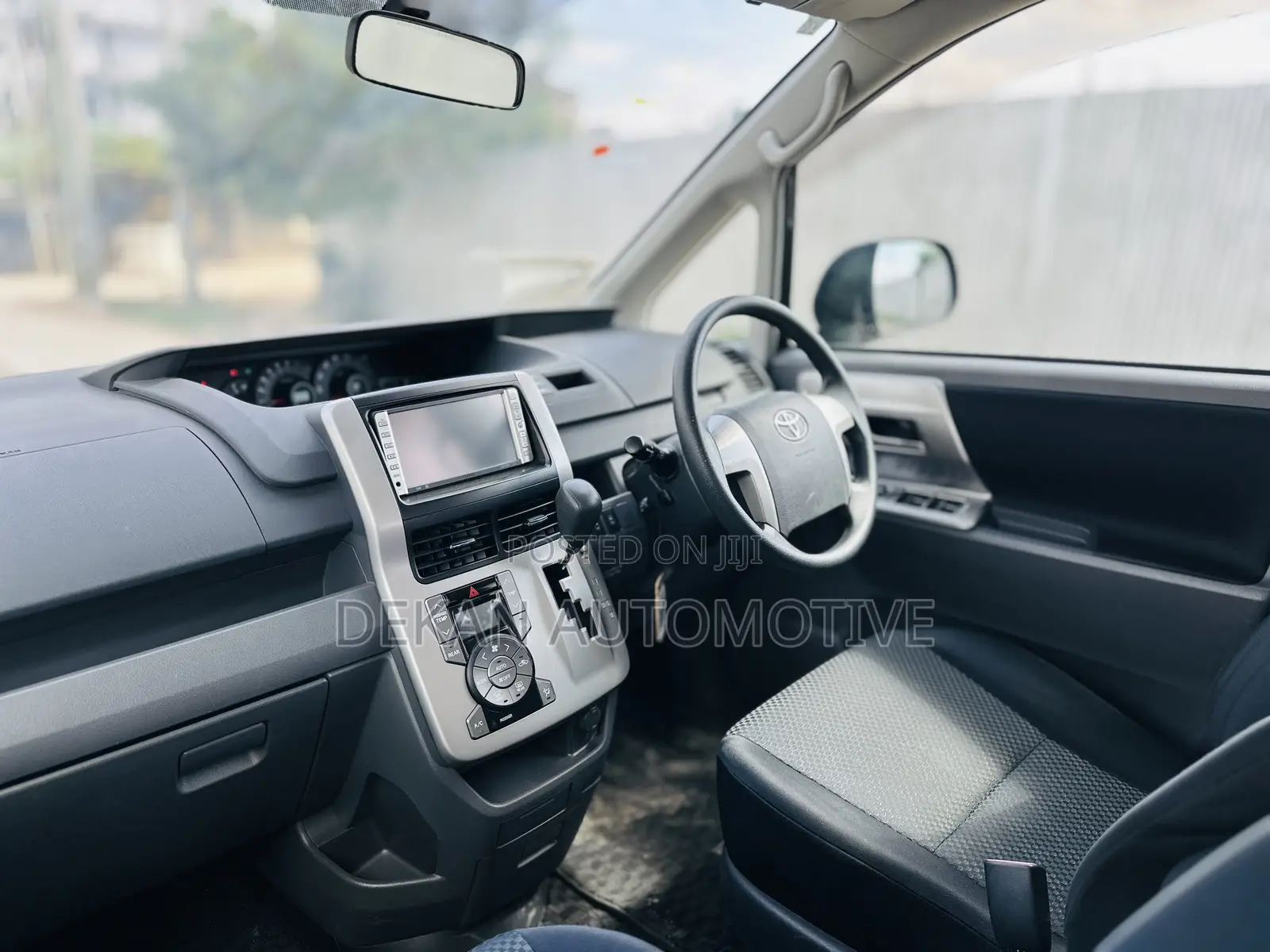 Toyota Noah 2.0 143hp FWD (8 Seater) 2010 Black