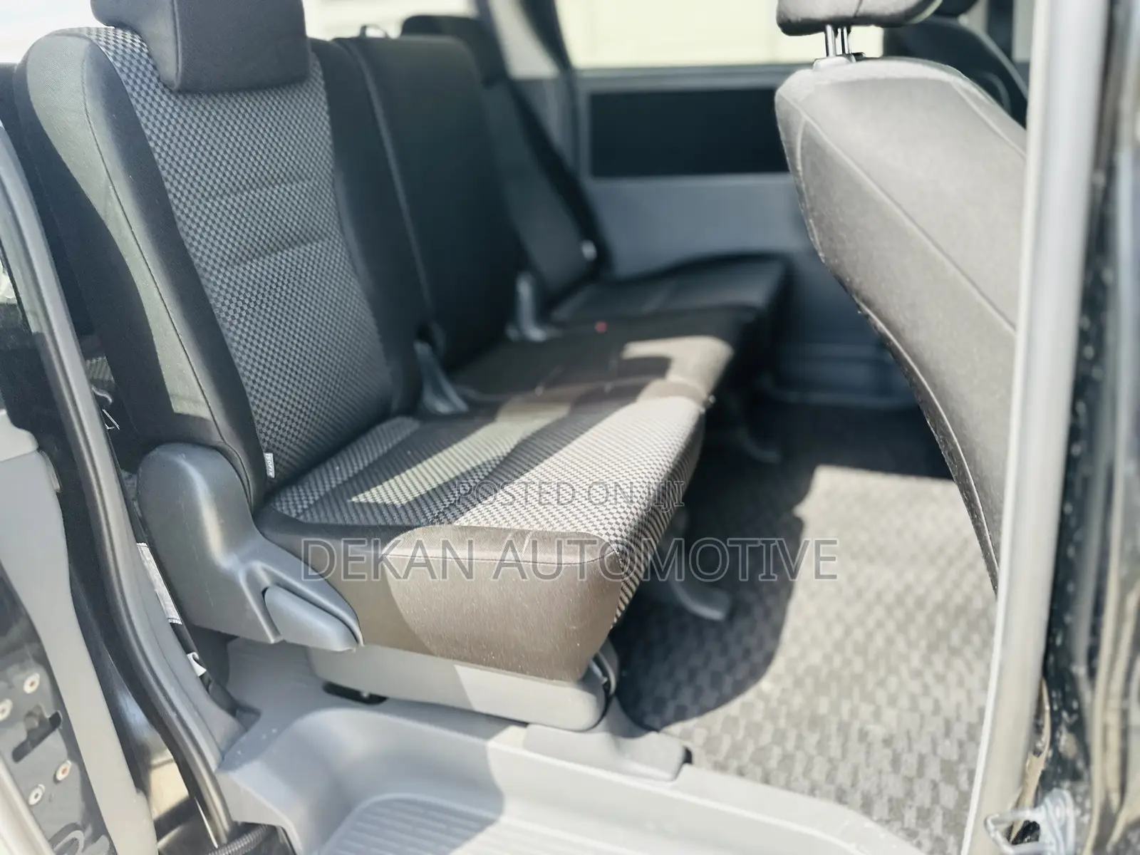 Toyota Noah 2.0 143hp FWD (8 Seater) 2010 Black