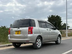 Toyota Raum 2008 Gold