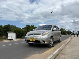 Toyota Raum 2008 Gold