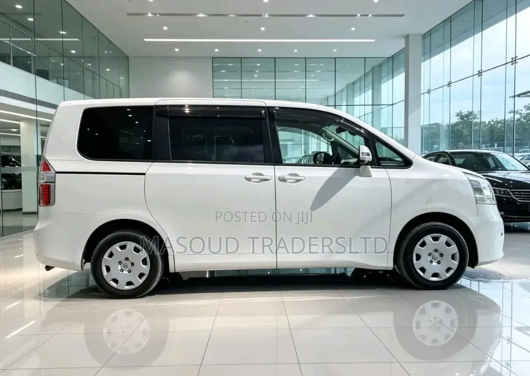 Toyota Noah 2010 Off white