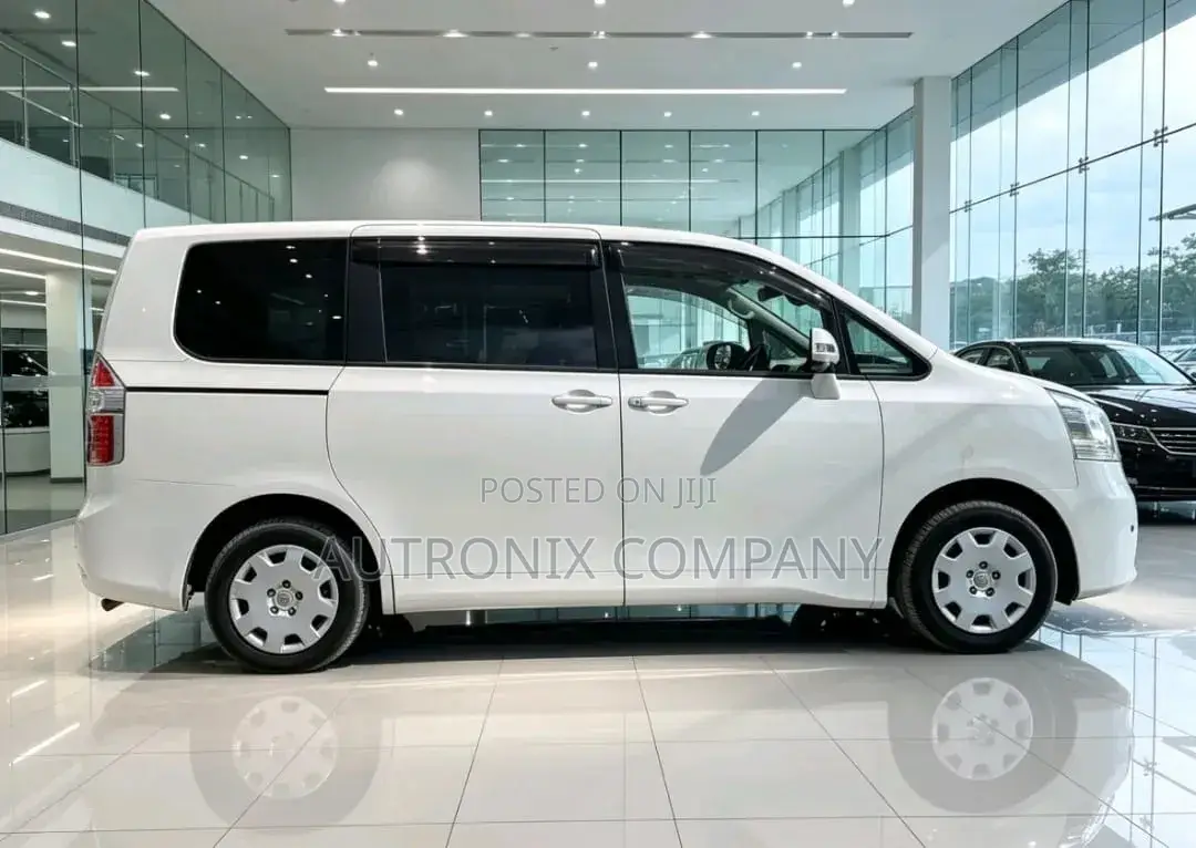 Toyota Noah 2010 Off white