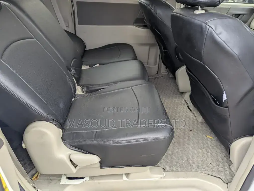 Toyota Noah 2010 Off white
