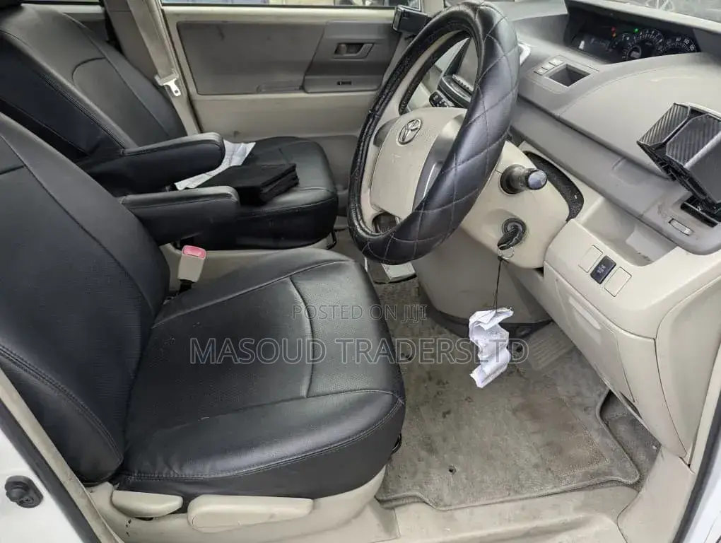 Toyota Noah 2010 Off white