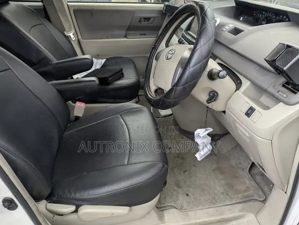 Toyota Noah 2010 Off white