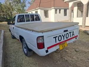 Toyota Hilux 2010 White