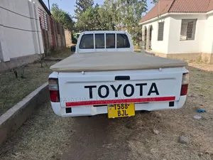 Toyota Hilux 2010 White
