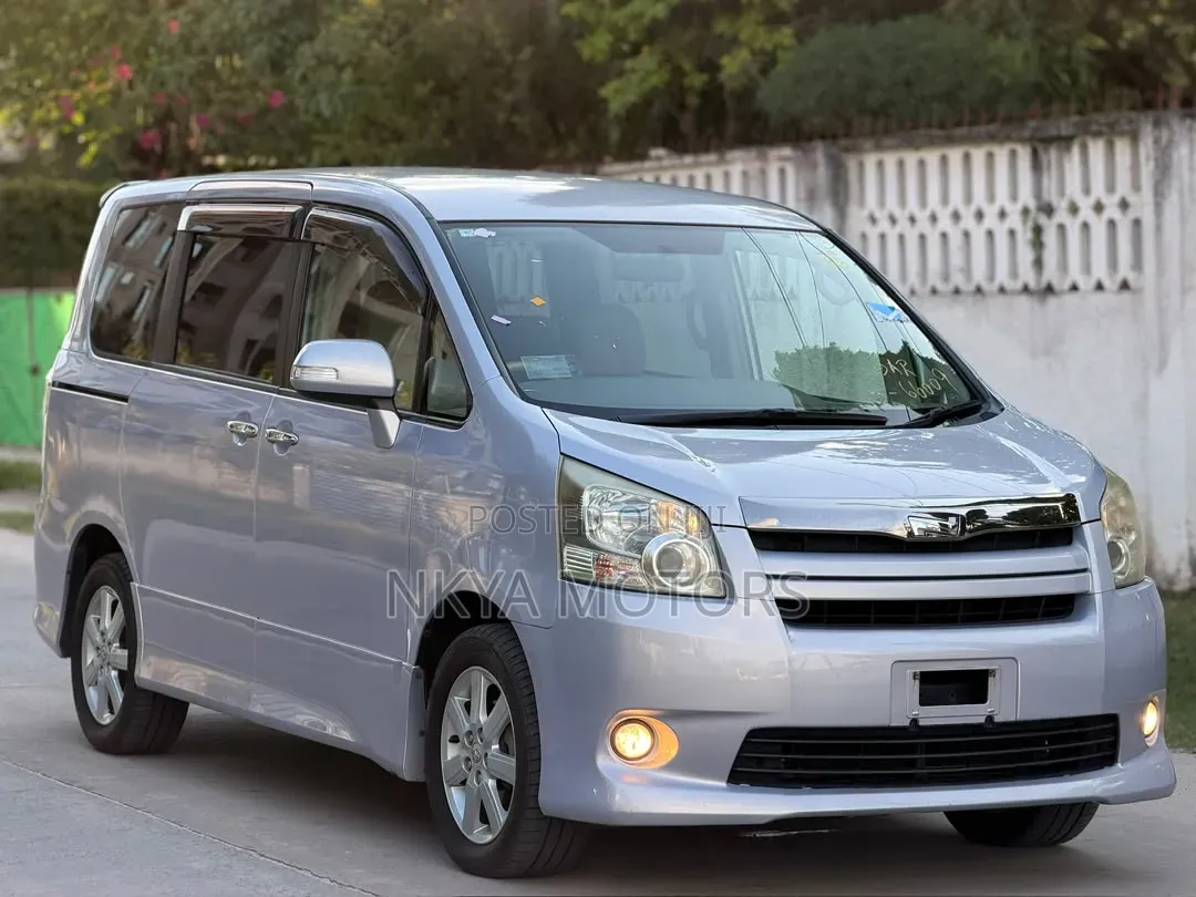 Toyota Noah 2009 Gray