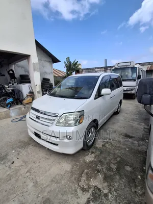Toyota Noah 2005 White