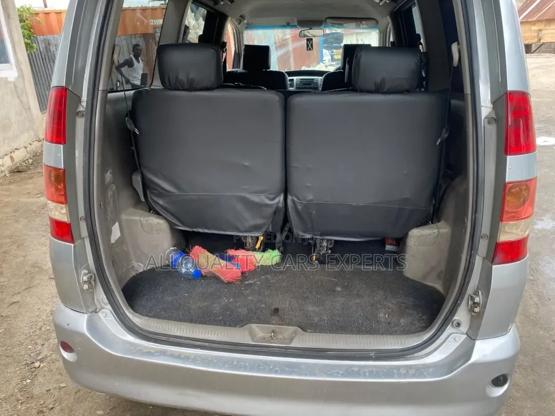 Toyota Noah 2005 Silver