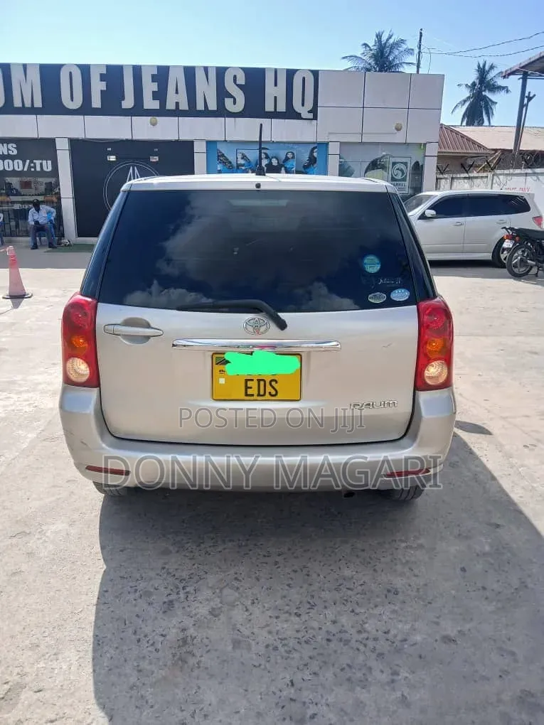 Toyota Raum 2006 Gold
