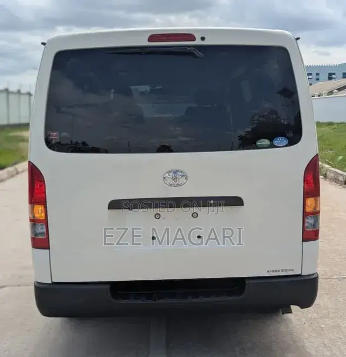 Toyota HiAce 2016 White