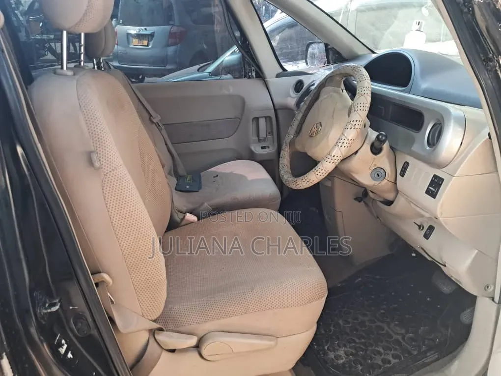 Toyota Porte 2005 Black