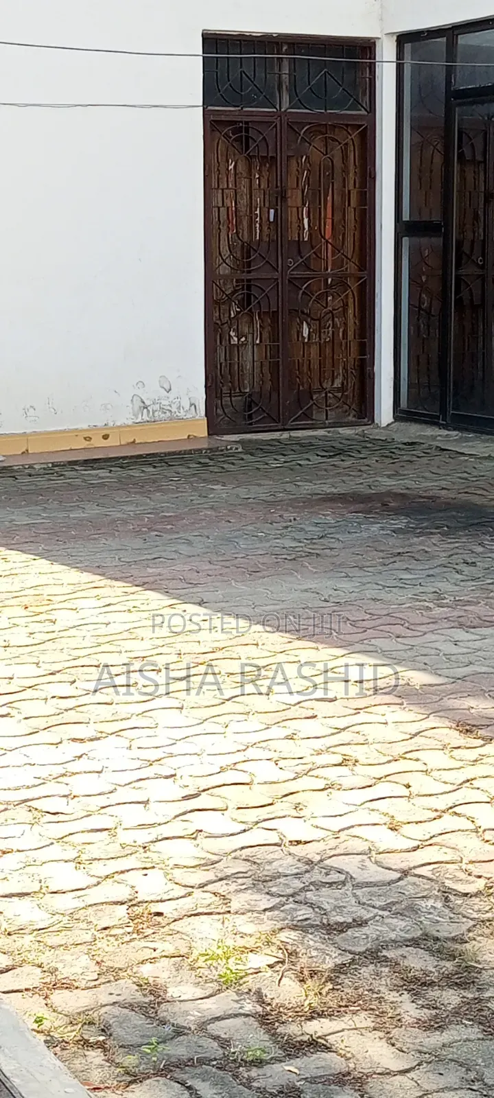 10bdrm House in Mikocheni for sale