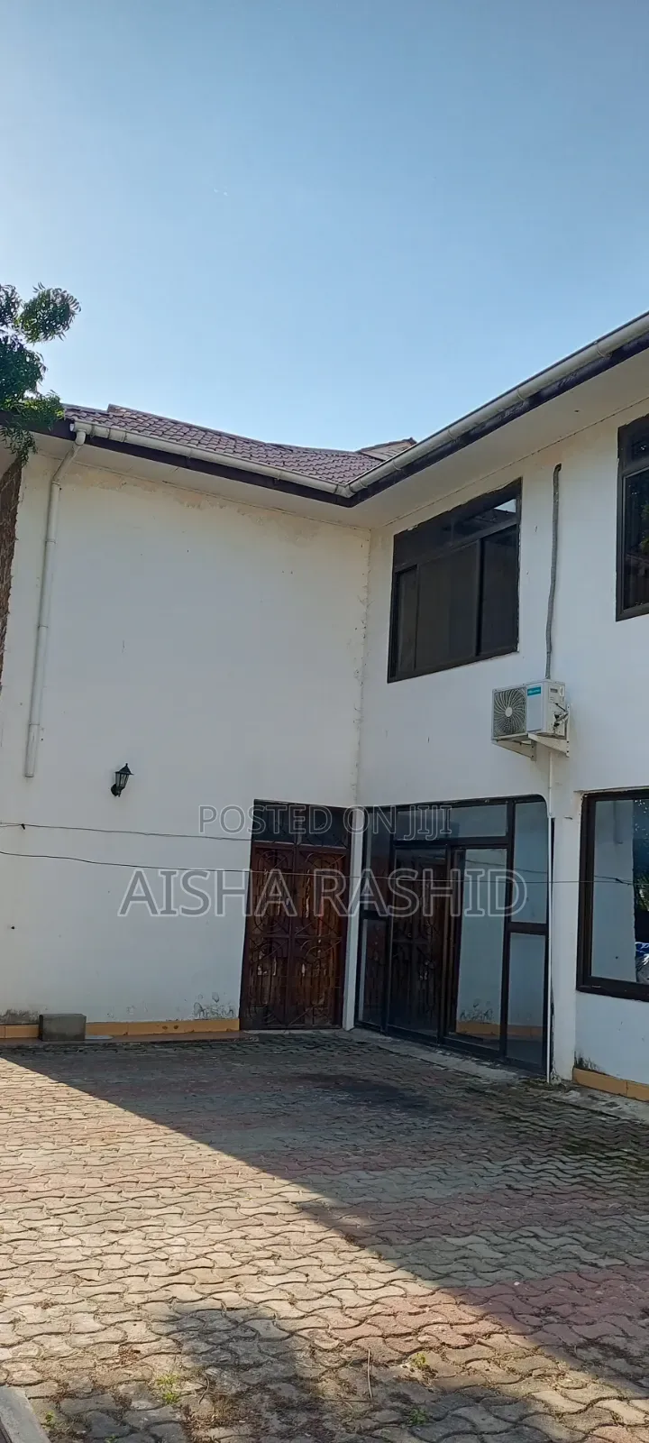 10bdrm House in Mikocheni for sale