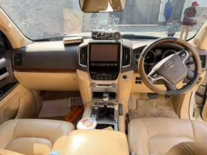 Toyota Land Cruiser 2017 White