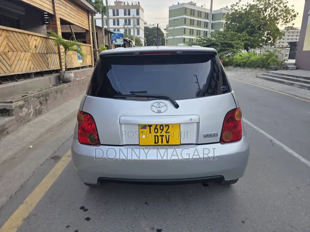 Toyota IST 2004 Silver