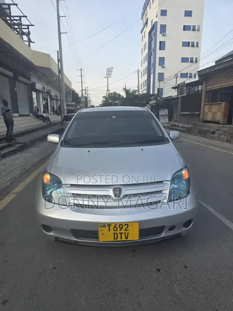 Toyota IST 2004 Silver
