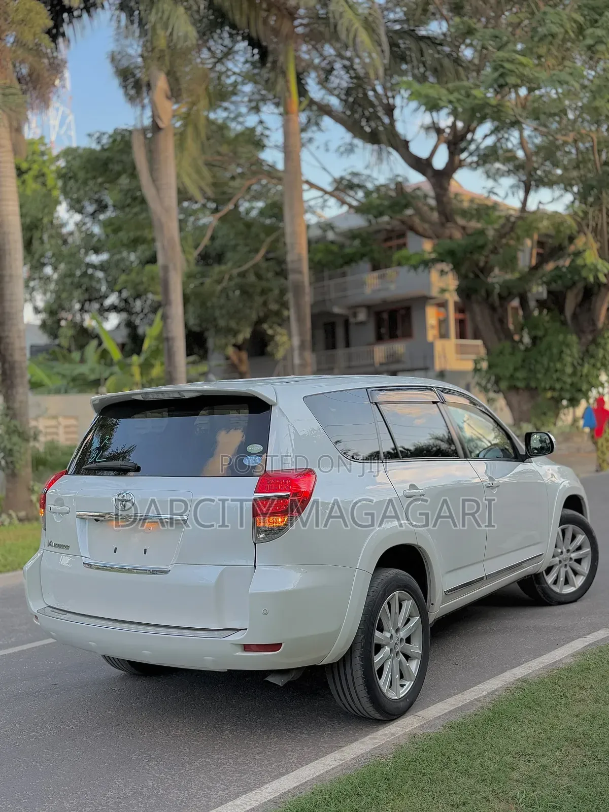 Toyota Vanguard 2010 White