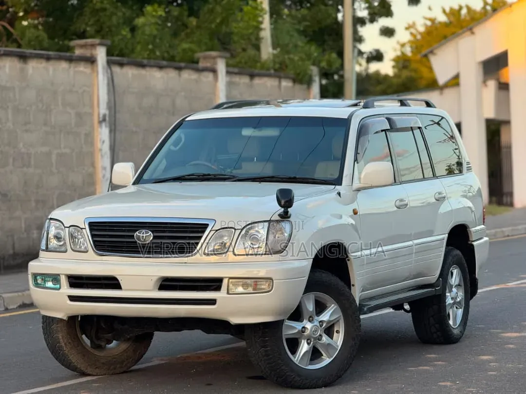Toyota Land Cruiser 2001 White