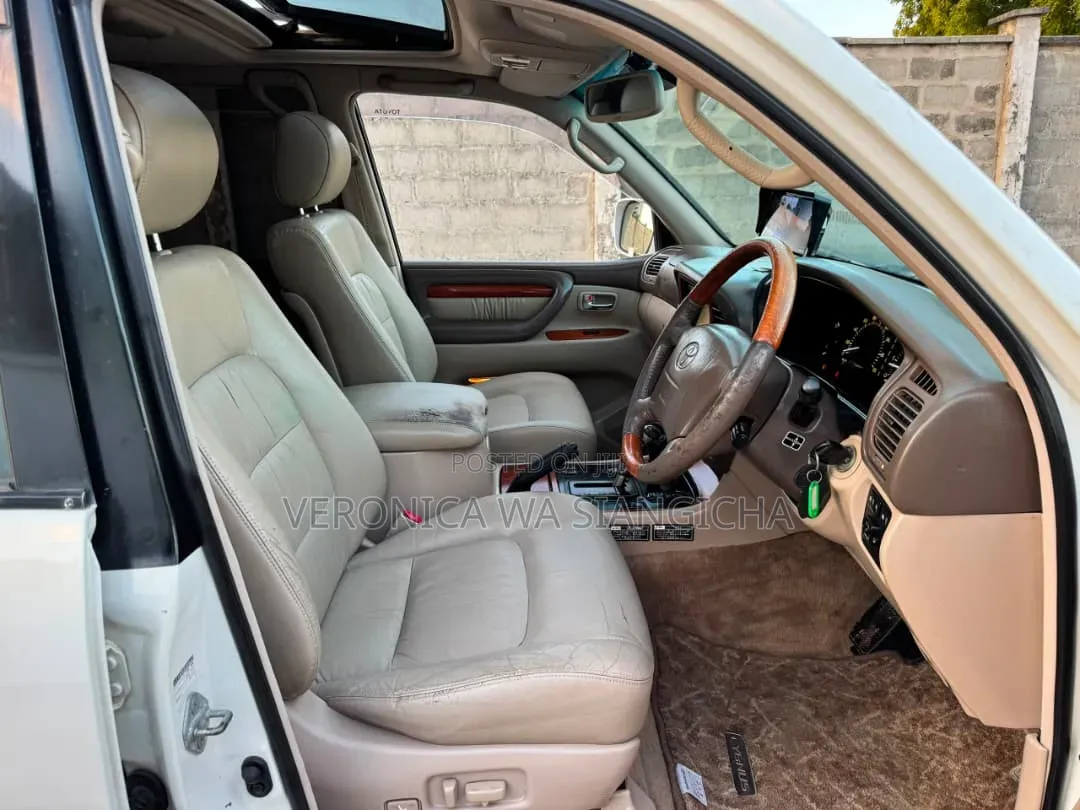 Toyota Land Cruiser 2001 White